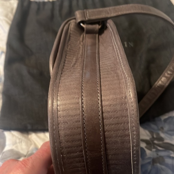 LAURA MERKIN GREY LEATHER cross body with adjustable strap! - Picture 7 of 7